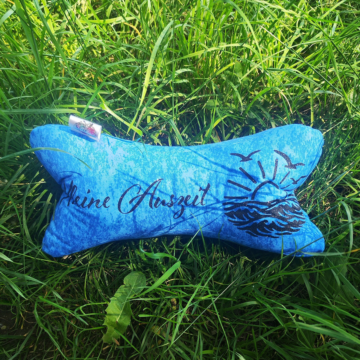 Blaues Nackenkissen bzw. Leseknochen mit Plotterdatei „Meine Auszeit", Sonnenuntergang und Wellen