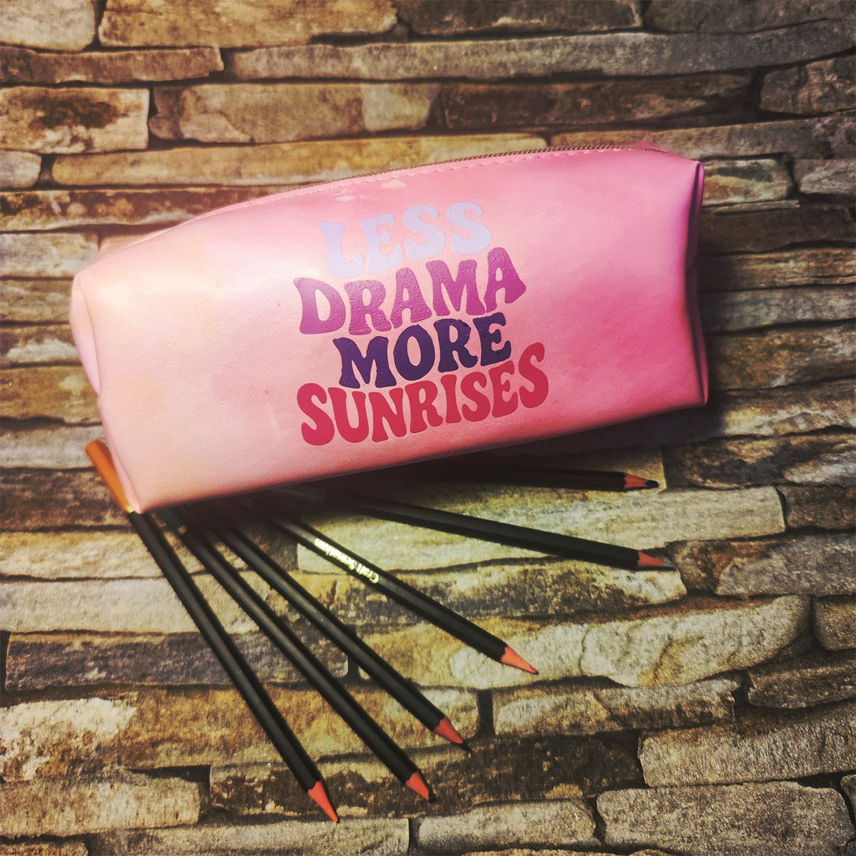 
Rosa Federmäppchen mit Plotterdatei „Less Drama More Sunrises" und Buntstiften