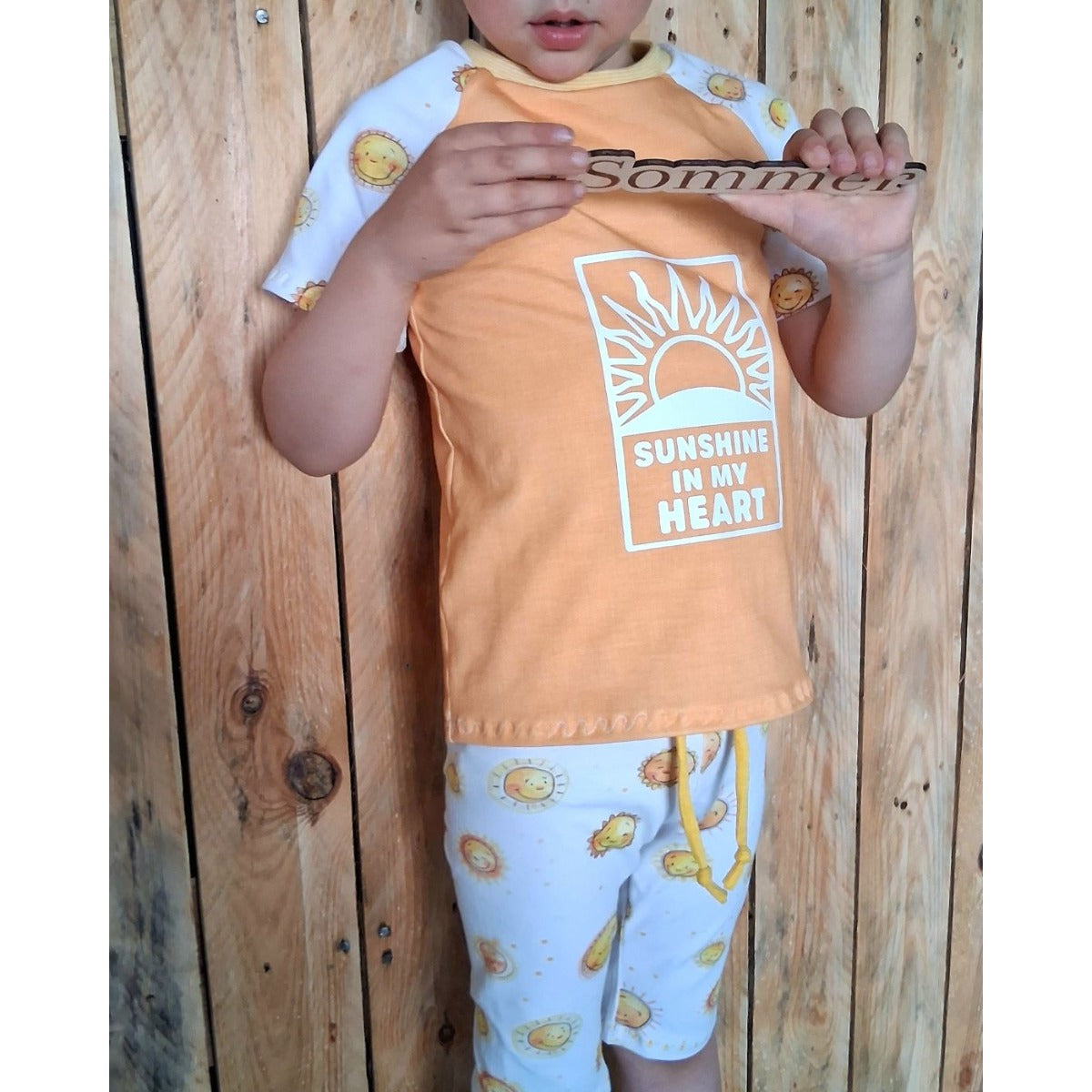 Kleinkind im orange-weißen Raglanshirt mit Plotterdatei „Sunshine in my Heart"