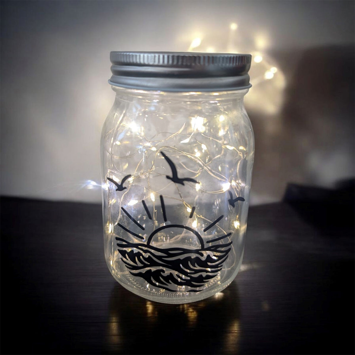 Einmachglas mit Lichterkette und Plotterdatei Sunset by the Sea, Sonne mit Wellen und Möwen