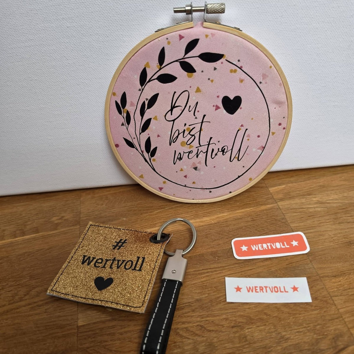 Plotterdatei Wertvolle Label – Stickrahmen „Du bist wertvoll“, Glitzer-Schlüsselanhänger „# wertvoll“ und zwei Sticker „★ WERTVOLL ★“ in Orange und Weiß