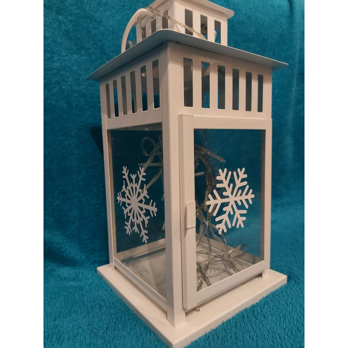 Plotterdatei Winter-Weihnachts-Zauber – weiße Laterne mit geplotteten Schneeflocken (Beispiel aus der Probephase)