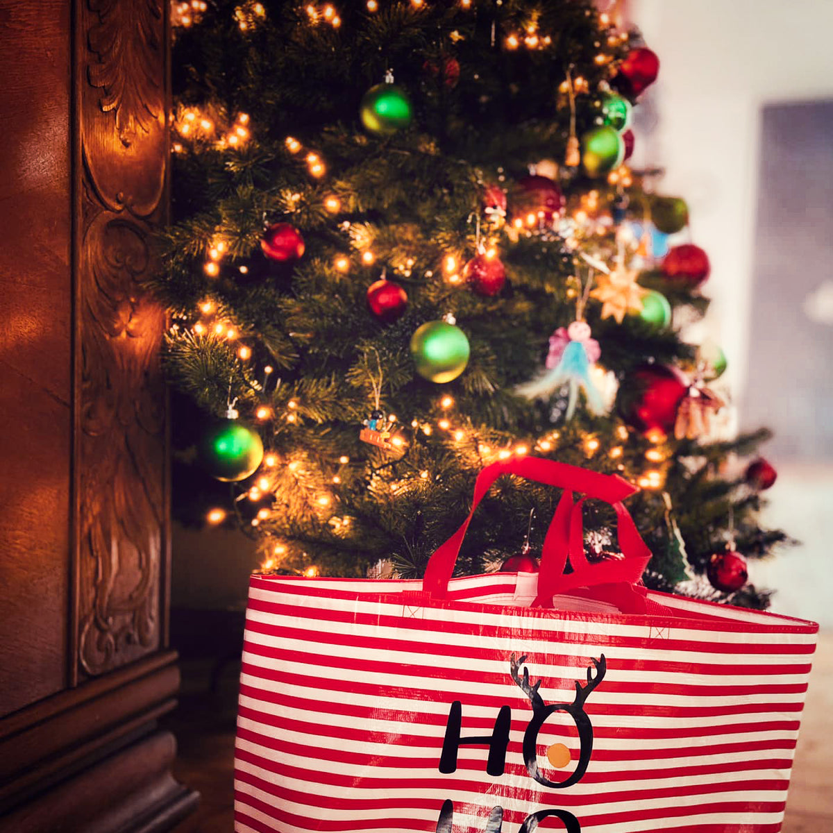 Plotterdatei Winter-Weihnachts-Zauber – rot-weiße Geschenktasche mit Motiv unter dem Weihnachtsbaum (Beispiel aus der Probephase)