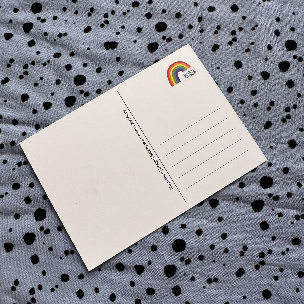 Rückseite der MiToSa-Postkarte mit Adressfeld, Schreiblinien und Regenbogen-Logo