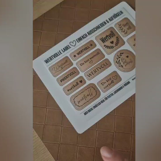Bügelbild Wertvolle Label im Video – Label ausschneiden, auf dem Pulli platzieren, mit Backpapier abdecken, mit dem Bügeleisen aufpressen und nachpressen
