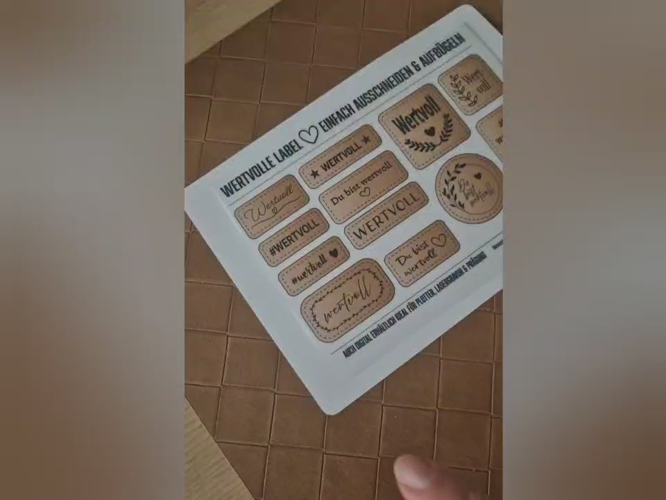 Bügelbild Wertvolle Label im Video – Label ausschneiden, auf dem Pulli platzieren, mit Backpapier abdecken, mit dem Bügeleisen aufpressen und nachpressen