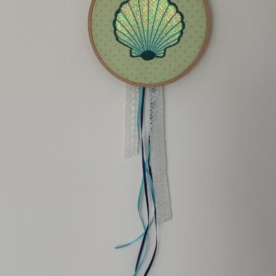 Maritime Folienstickdatei – Muschel im Stickrahmen als Wanddeko im Video