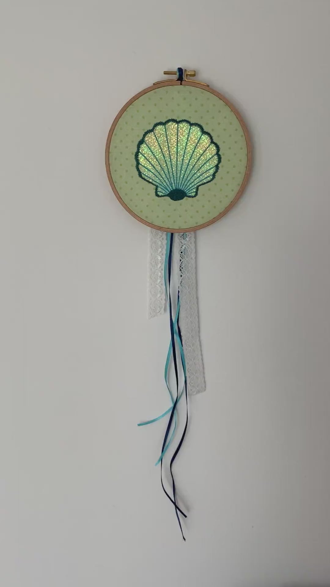 Maritime Folienstickdatei – Muschel im Stickrahmen als Wanddeko im Video