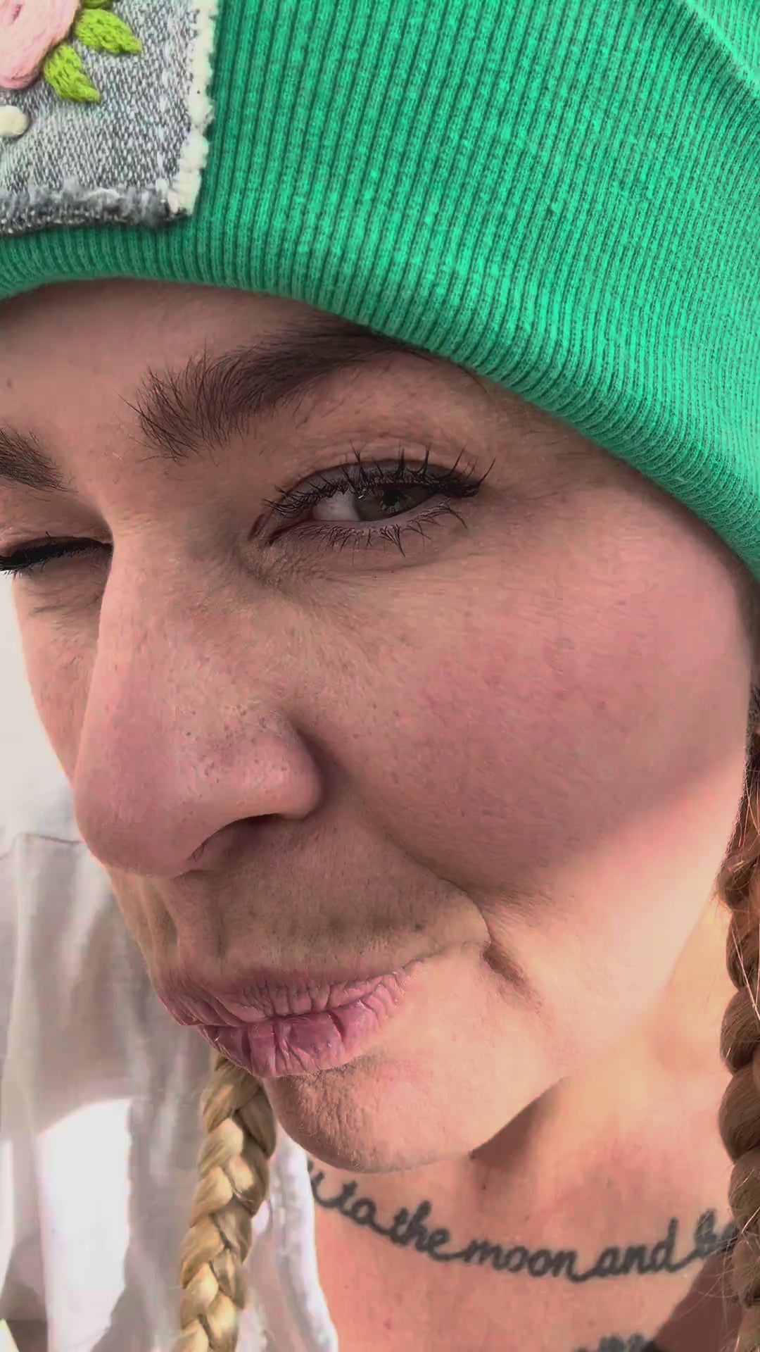Love Letters Motiv auf Shirt im Video