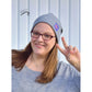 Beanie Bernie – graue Umschlagbeanie mit buntem ‚Hi!'-Label, getragen von einer Frau mit Brille