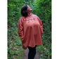 Cut Out Kleid – apricotfarbenes Kleid mit gemustertem Passenstoff und Cut-Out an der Brust mit Nieten-Schnürung