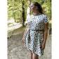 Cut Out Kleid – cremefarbenes Kleid mit Palmen-Print, braunem Halsbündchen, Cut-Out an der Brust und Bindeband an der Taille