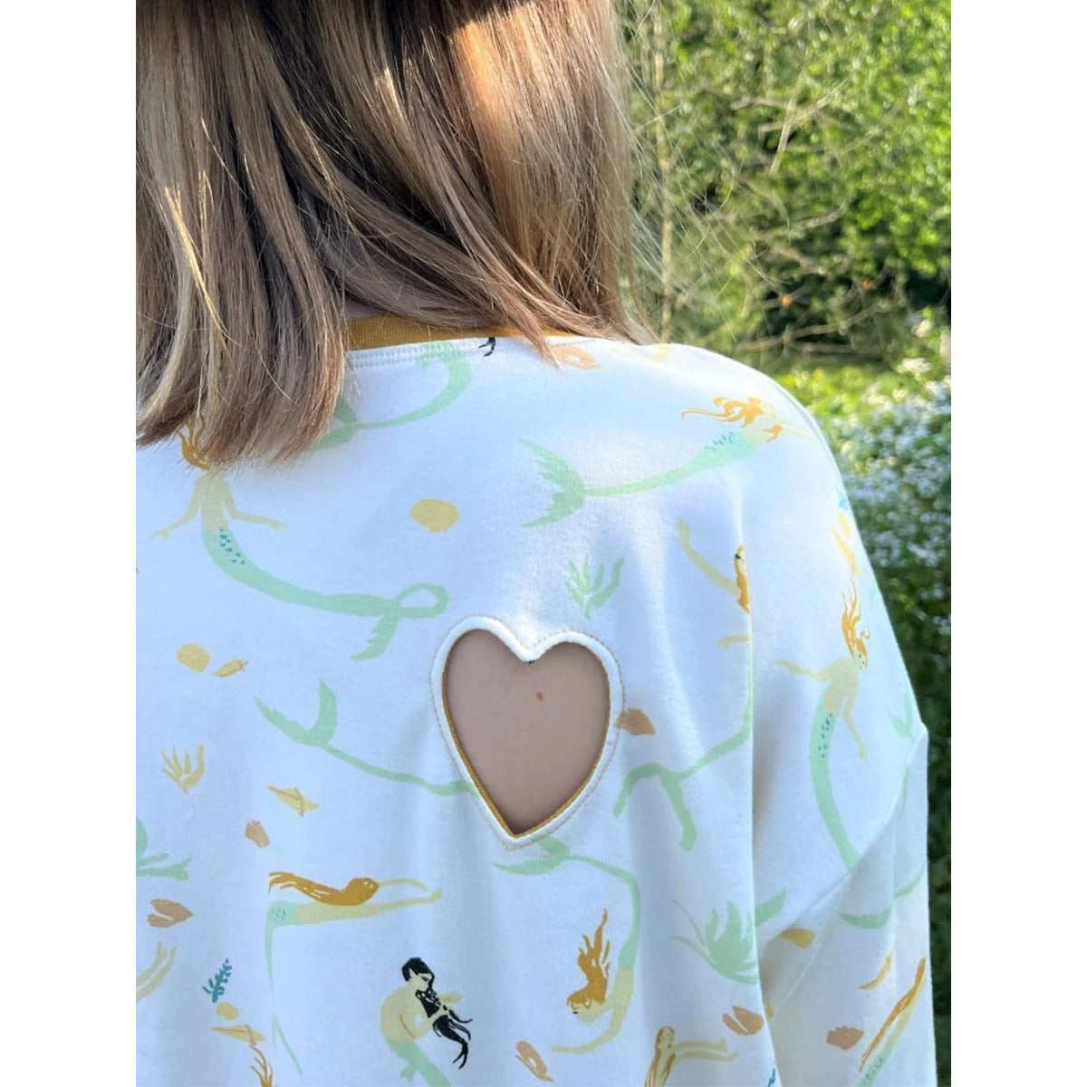 Cut Out Kleid – Detailansicht des herzförmigen Cut-Outs am Rücken auf Meerjungfrauen-Interlock