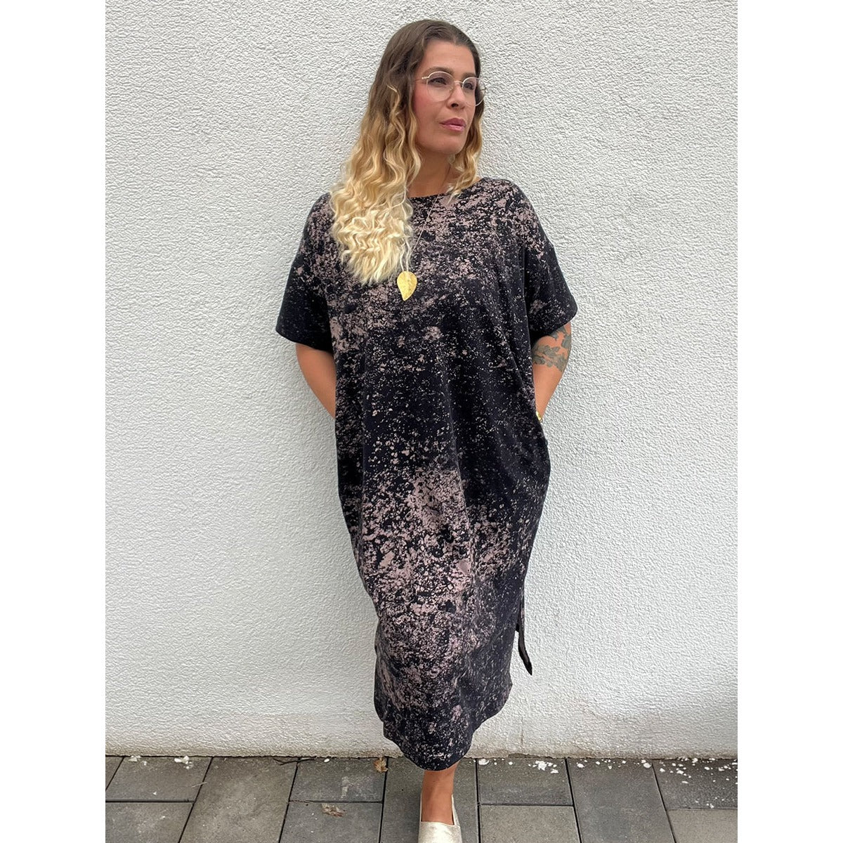 Cut Out Kleid – langes Kleid mit Seitenschlitz und kurzen Ärmeln aus braun-schwarz gesprenkeltem Batikjersey, mit Eingrifftaschen