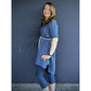 Cut Out Kleid – blaues Musselin-Kleid mit hellem Bindeband an der Taille, dazu blaue Leggings
