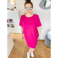 Cut Out Kleid – pinkes Oversized-Kleid aus Jersey, Frau mit Sonnenbrille