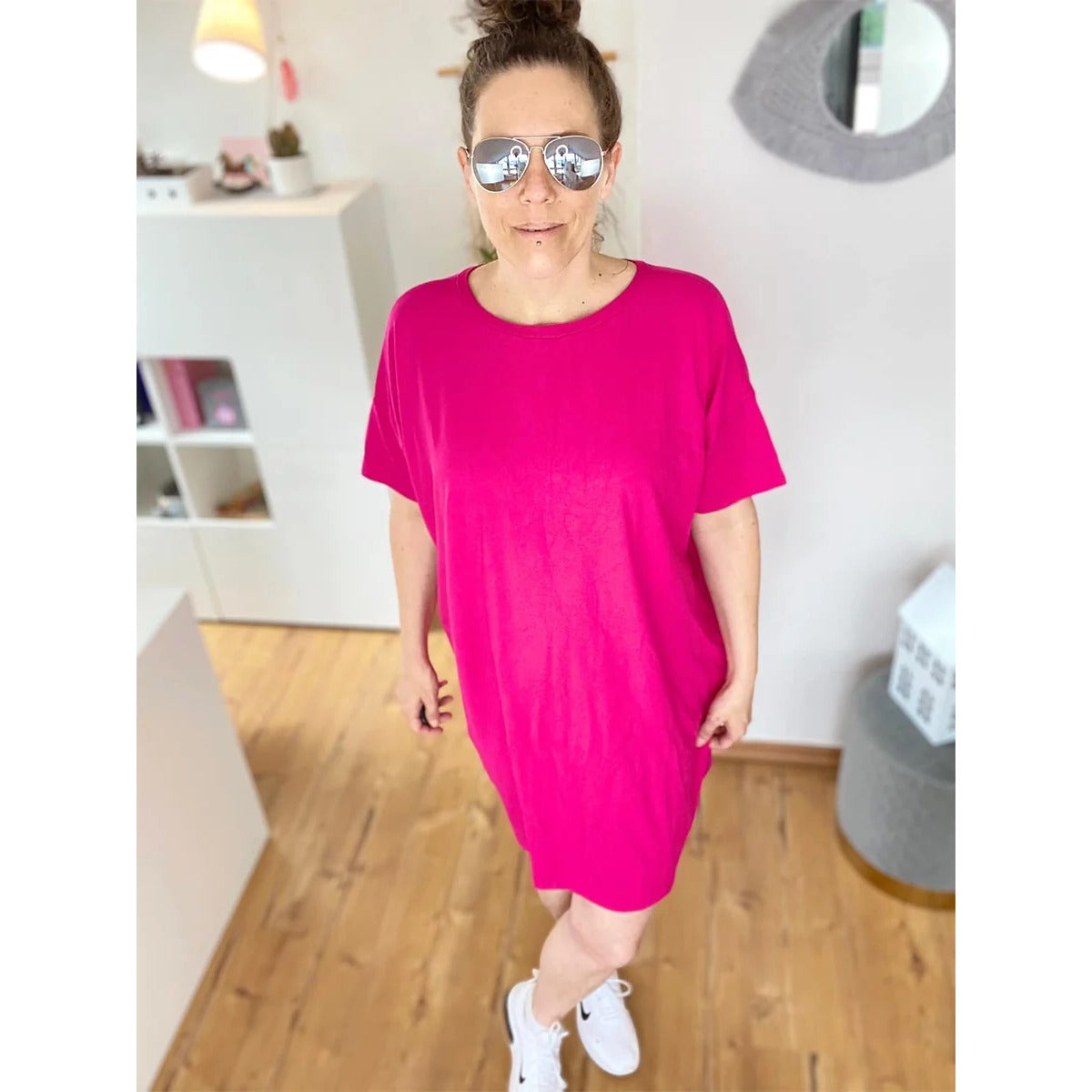Cut Out Kleid – pinkes Oversized-Kleid aus Jersey, Frau mit Sonnenbrille