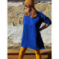 Cut Out Kleid – schlichtes royalblaues Kleid, dazu gelbe Leggings und Mütze