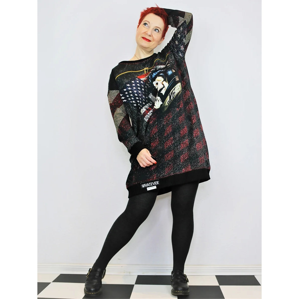 Cut Out Kleid – schwarzes Kleid mit Totenkopf-Print, Bündchensaum und Reißverschluss statt Brustschlitz