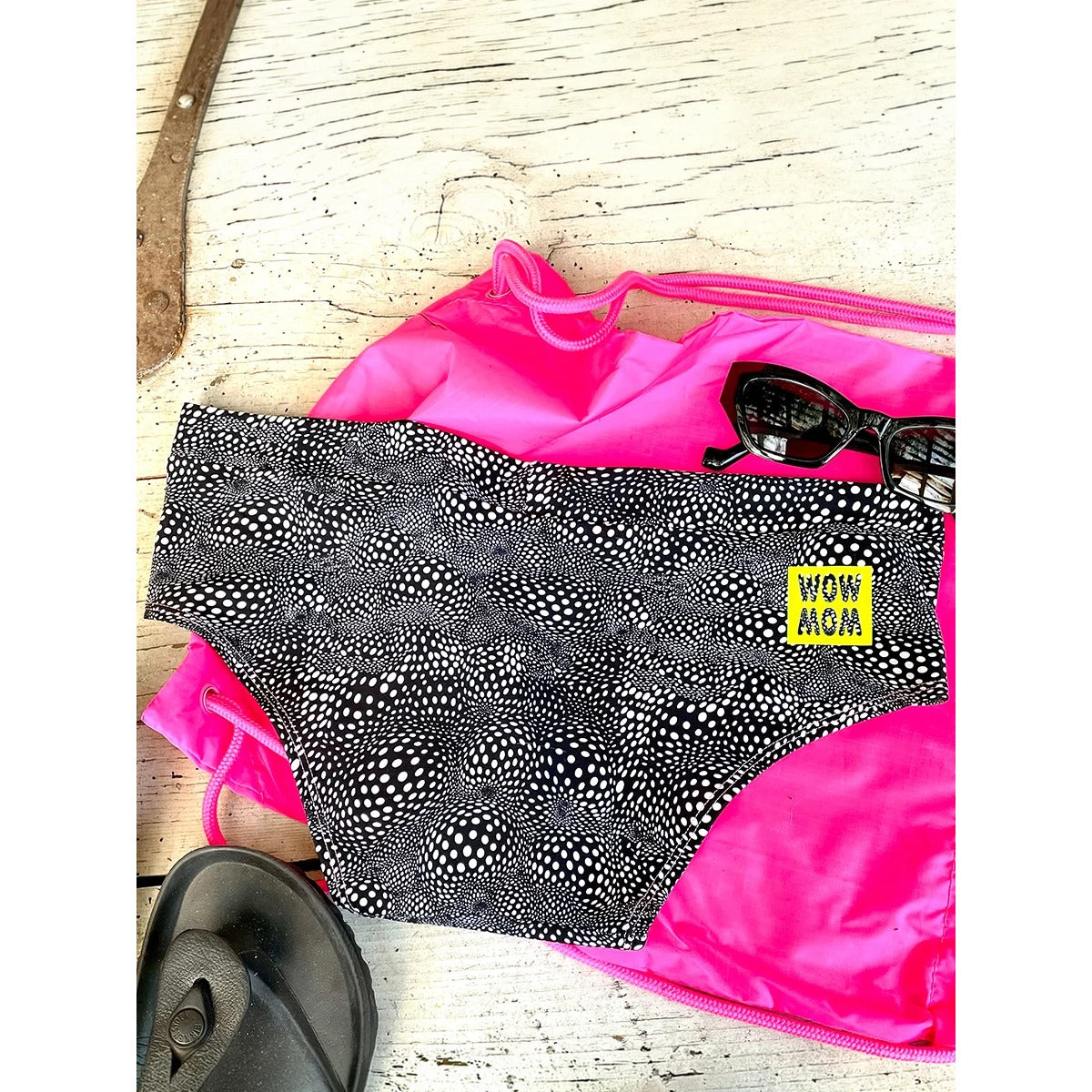 Damen Schlüppi Schnittmuster – schwarz-weiße Damen-Panty im Punkte-Op-Art-Print mit eingeschlagenem, nicht sichtbarem Gummibund, Flatlay
