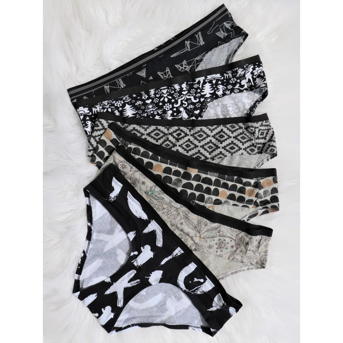 Damen Schlüppi Schnittmuster – fünf Damen-Pantys in schwarz-weißen Mustern (Origami, Folklore, Ethno, Halbkreise, Pinselstriche) mit sichtbar angenähtem Gummibund, aufgefächert