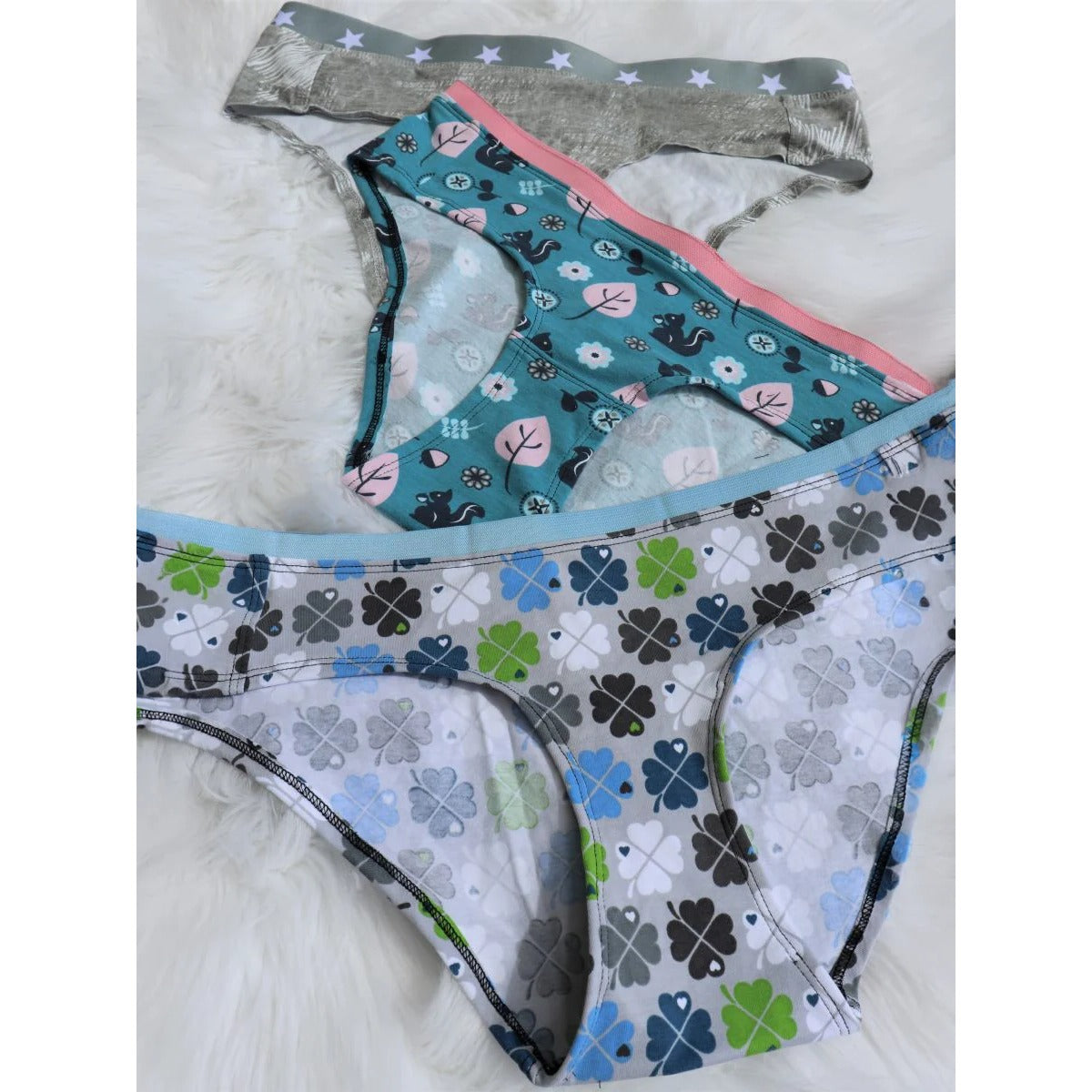 Damen Schlüppi Schnittmuster – drei Damen-Pantys mit Sterne-, Eichhörnchen- und Kleeblatt-Print und sichtbar angenähten Gummibünden, Flatlay