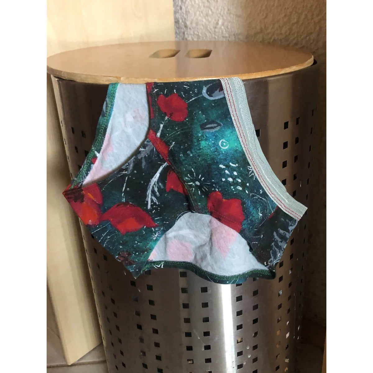 Damen Schlüppi Schnittmuster – dunkelgrüne Damen-Panty mit rotem Mohnblumen-Print und sichtbar angenähtem grau-rotem Streifenbund
