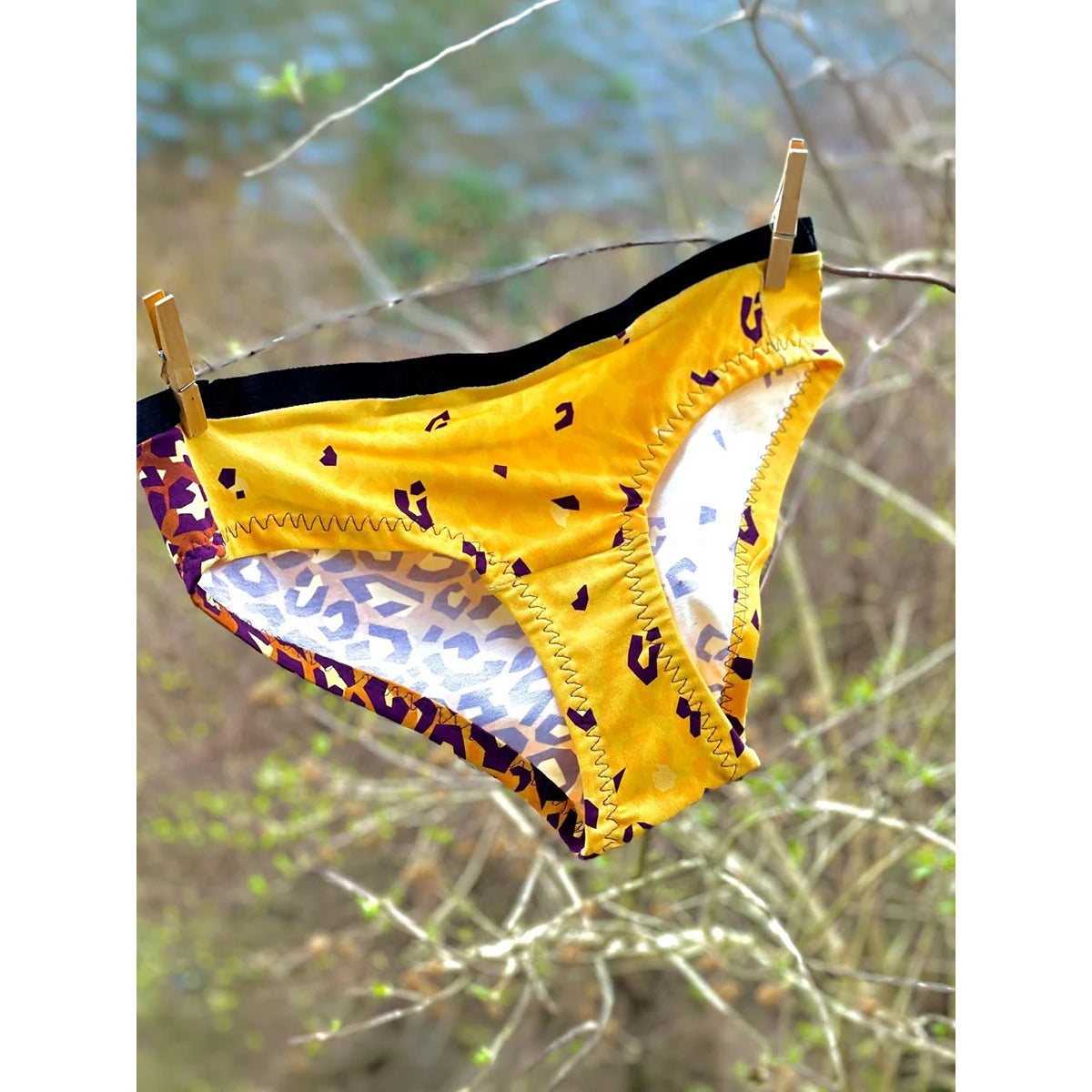 Damen Schlüppi Schnittmuster – Damen-Panty aus Stoffresten mit gelbem Konfetti-Print und kontrastierenden Leoparden-Seitenteilen sowie sichtbar angenähtem schwarzem Gummibund