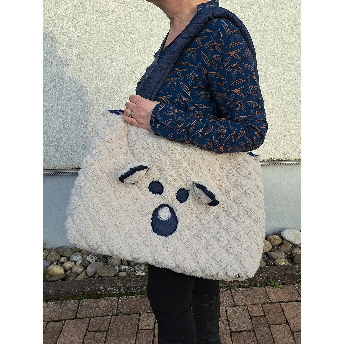 Teddy Shopper – große Mom Bag aus hellem, gestepptem Teddyplüsch im Schaf-Look mit dunkelblauem Gesicht