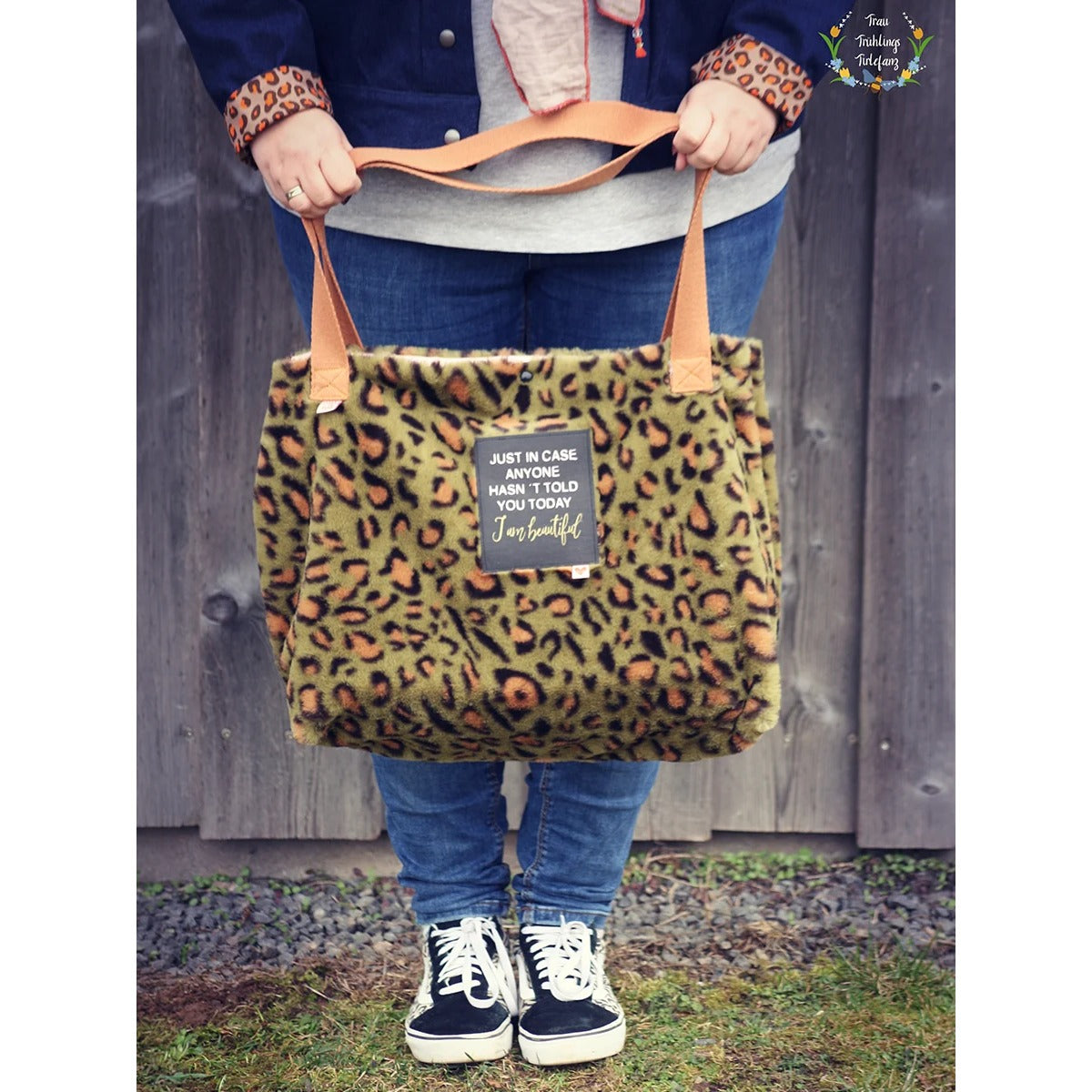 Teddy Shopper – große Mom Bag aus grünem Leoparden-Plüsch mit ‚I am beautiful'-Label