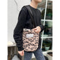 Teddy Shopper – kleine Kid Bag aus beigefarbenem Leoparden-Teddyplüsch mit ‚She needed a hero'-Label, als Crossbody getragen