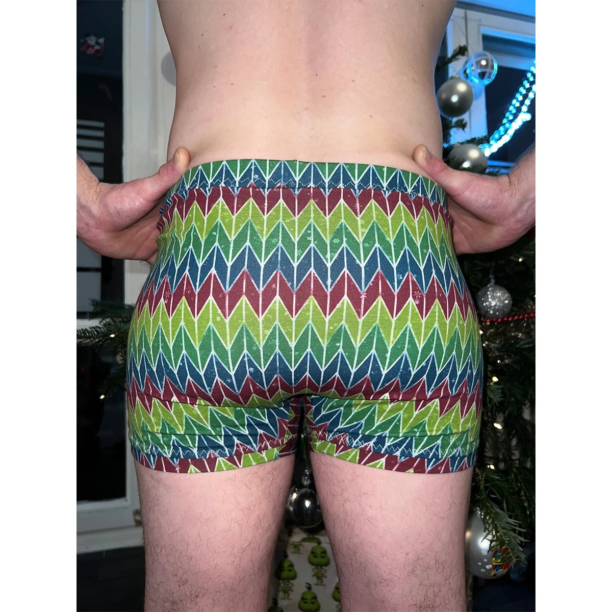 Herren Schlüppi Schnittmuster – Boxershorts im weihnachtlichen Zickzack-Print in Strickoptik, Rückansicht am Körper, mit eingeschlagenem, nicht sichtbarem Gummibund