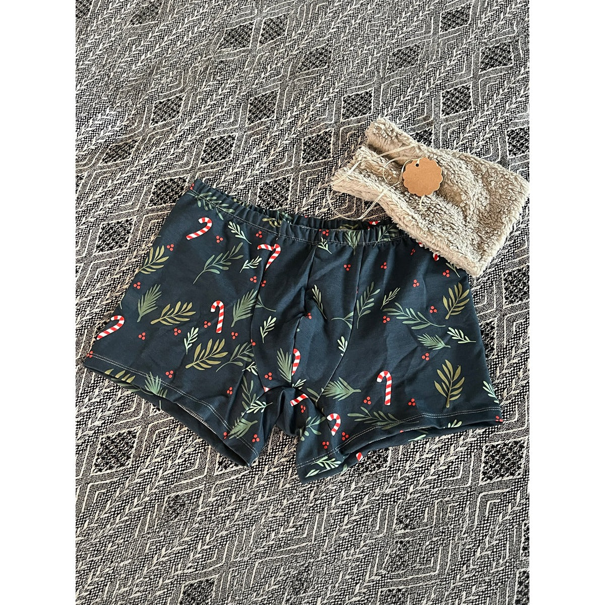 Herren Schlüppi Schnittmuster – dunkelblaue Boxershorts mit weihnachtlichem Zuckerstangen- und Tannenzweig-Print und eingeschlagenem, nicht sichtbarem Gummibund