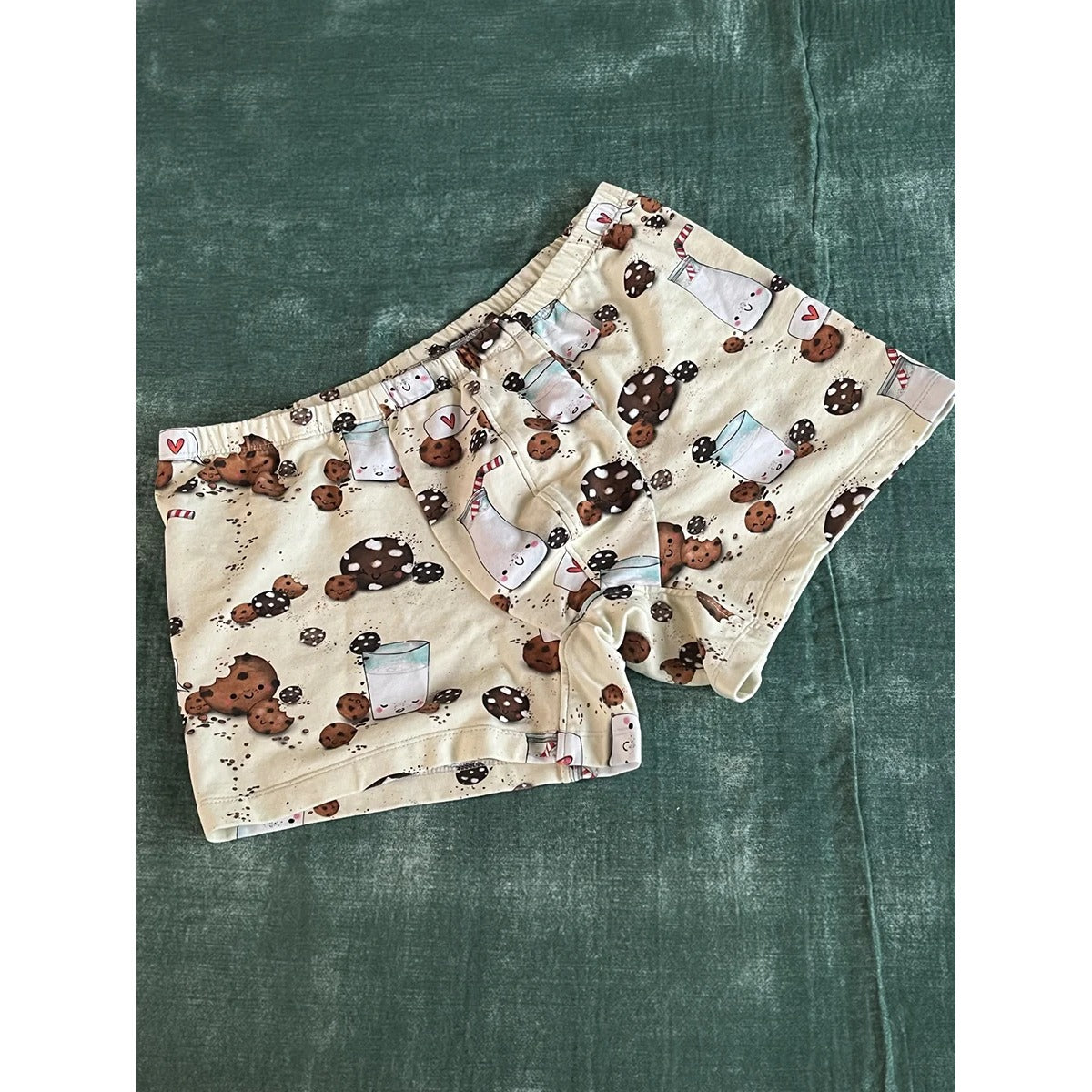 Herren Schlüppi Schnittmuster – cremefarbene Boxershorts mit Kekse-und-Milch-Print und eingeschlagenem, nicht sichtbarem Gummibund