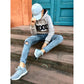 Lottchen Kinder als Hoodie für Jungs aus beigem Sweat mit großem MOOD-Print, Junge mit Cappy auf einer Treppe – der Schnitt ist unisex und jungstauglich