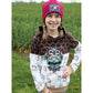 Lottchen Kinder als Hoodie im Stoffmix: oben brauner Punktestoff, unten beiger Eulen-Jersey mit großer Pailletten-Applikation, dazu passende Beanie Bernie in Beere und handbesticktes Label