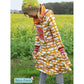 Lottchen Kinder als Hoodiekleid aus senfgelbem Wolkenjersey mit pink-gelben Grobstrick-Bündchen und aufgesetzter Tasche mit Indian-Summer-Label