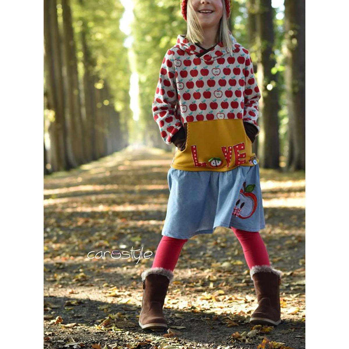 Lottchen Kinder als Hoodiekleid: Oberteil aus Apfelsweat, senfgelbe Kängurutasche mit LOVE-Applikation und Rockteil aus hellem Jeansjersey mit Apfel-Applikation