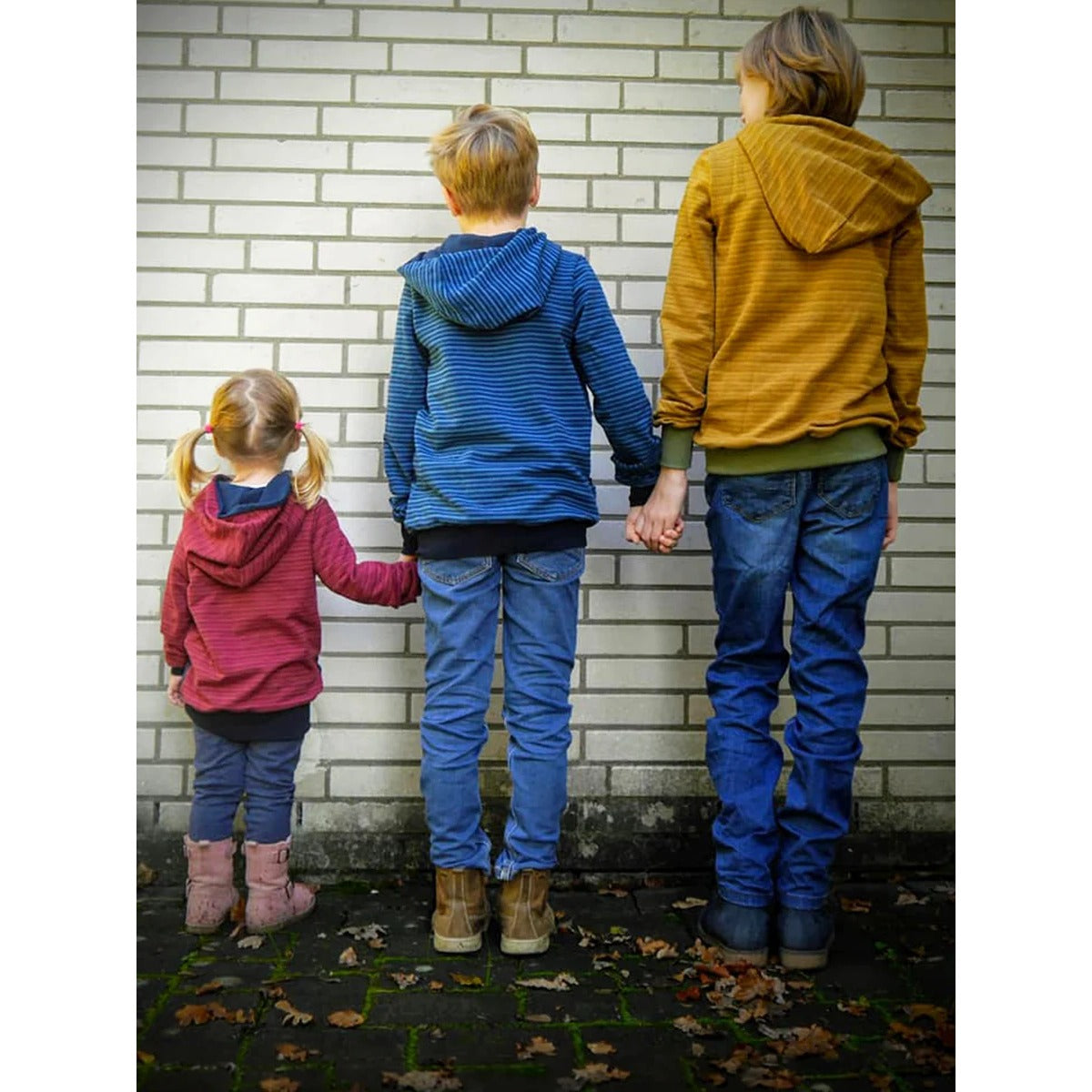 Lottchen Kinder als Hoodie für Geschwister: Mädchen in Rot, Jungs in Blau und Senfgelb aus Ringeljersey mit Kapuze und Bündchen, Rückansicht