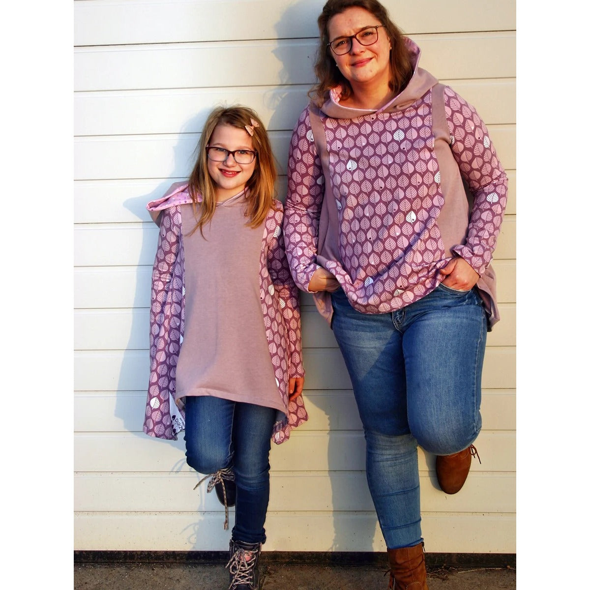 Lottis Zipfelshirt Schnittmuster – Mädchen-Zipfelshirt mit Kapuze und geteiltem Vorderteil im Partnerlook mit Sandras Zipfelshirt für Damen
