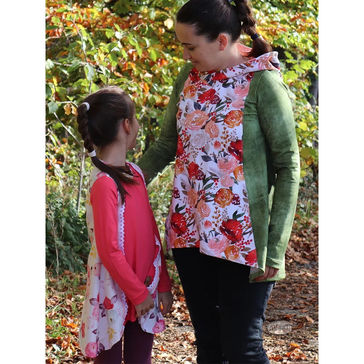 Lottis Zipfelshirt Schnittmuster – Zipfelshirt mit Kapuze und zweifach geteiltem Vorderteil im Partnerlook mit Sandras Zipfelshirt für Damen