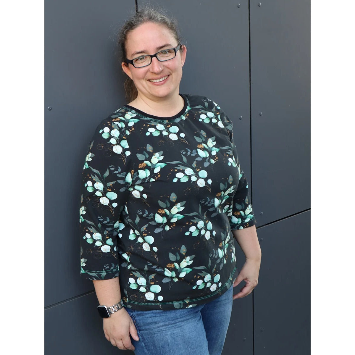 Miss Lottchen – dunkelgraues Shirt mit Eukalyptus-Print, 3/4-Ärmeln, ohne Kapuze und rund gesäumt