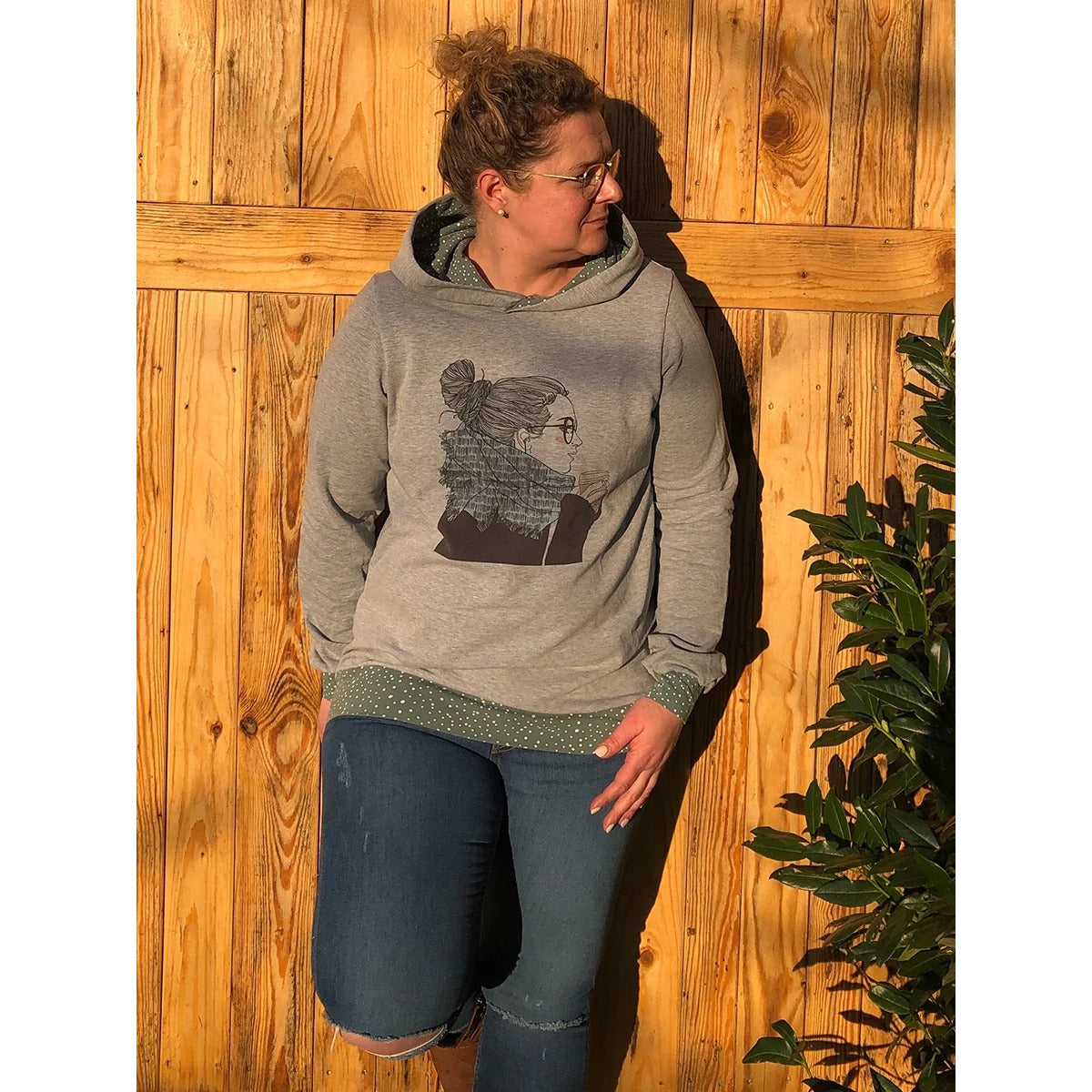 Miss Lottchen – grauer Hoodie mit Frauen-Print, grün-weiß gepunkteten Bündchen und Kapuze
