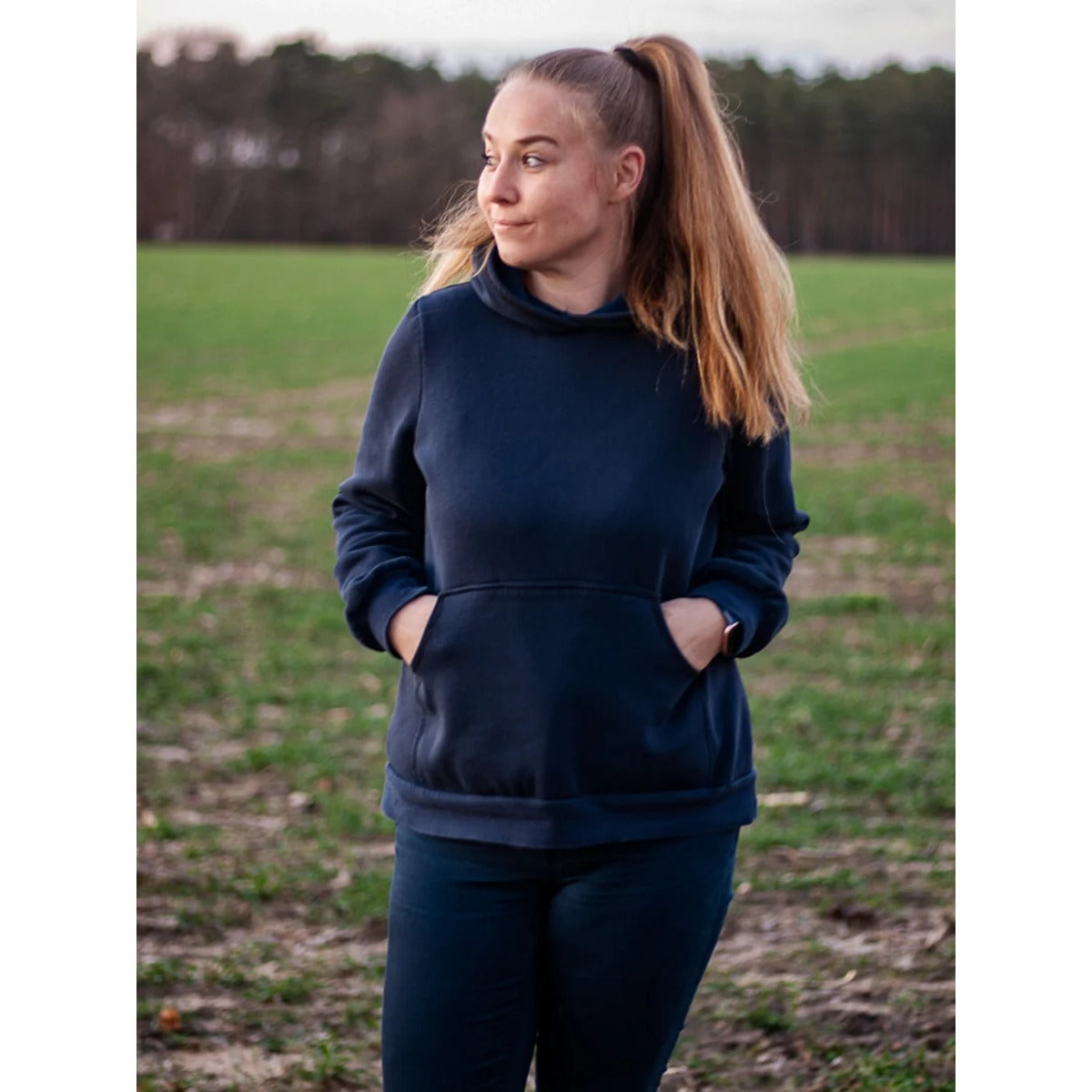 Miss Lottchen – marineblauer Hoodie mit Bauchtasche und Kapuze