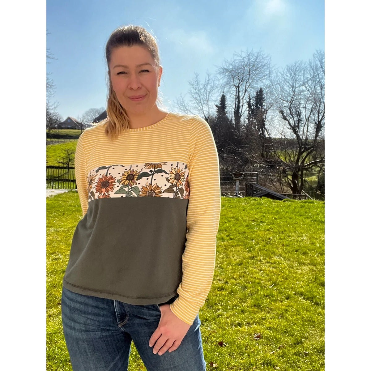 Miss Lottchen – Shirt im Materialmix aus gelb-weißen Streifen, Sonnenblumen-Einsatz und khakifarbenem Unterteil, ohne Kapuze