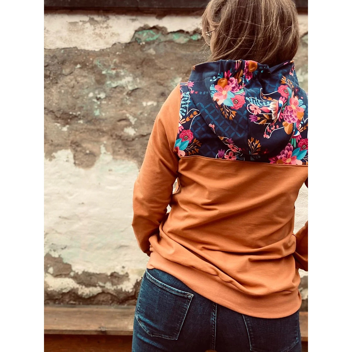 Miss Lottchen – Hoodie mit orangefarbenem Körper sowie floraler Passe und Kapuze in Dunkelblau, Rückansicht