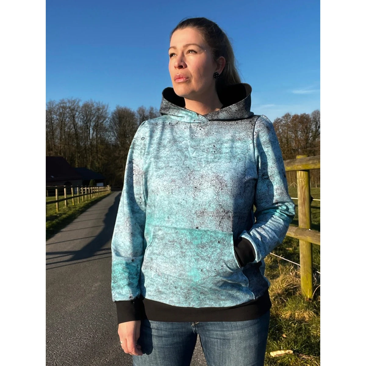 Miss Lottchen – türkis-schwarz gesprenkelter Hoodie mit schwarzen Bündchen, Kapuze und Bauchtasche
