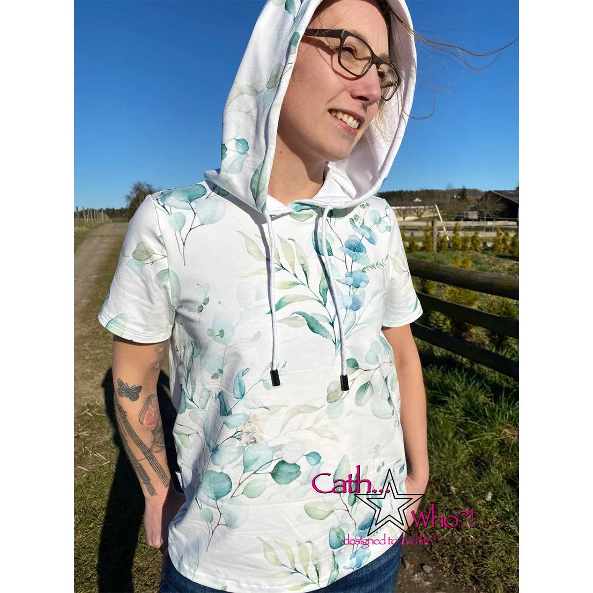 Miss Lottchen – weißer Kurzarm-Hoodie mit Eukalyptus-Print und Kapuze