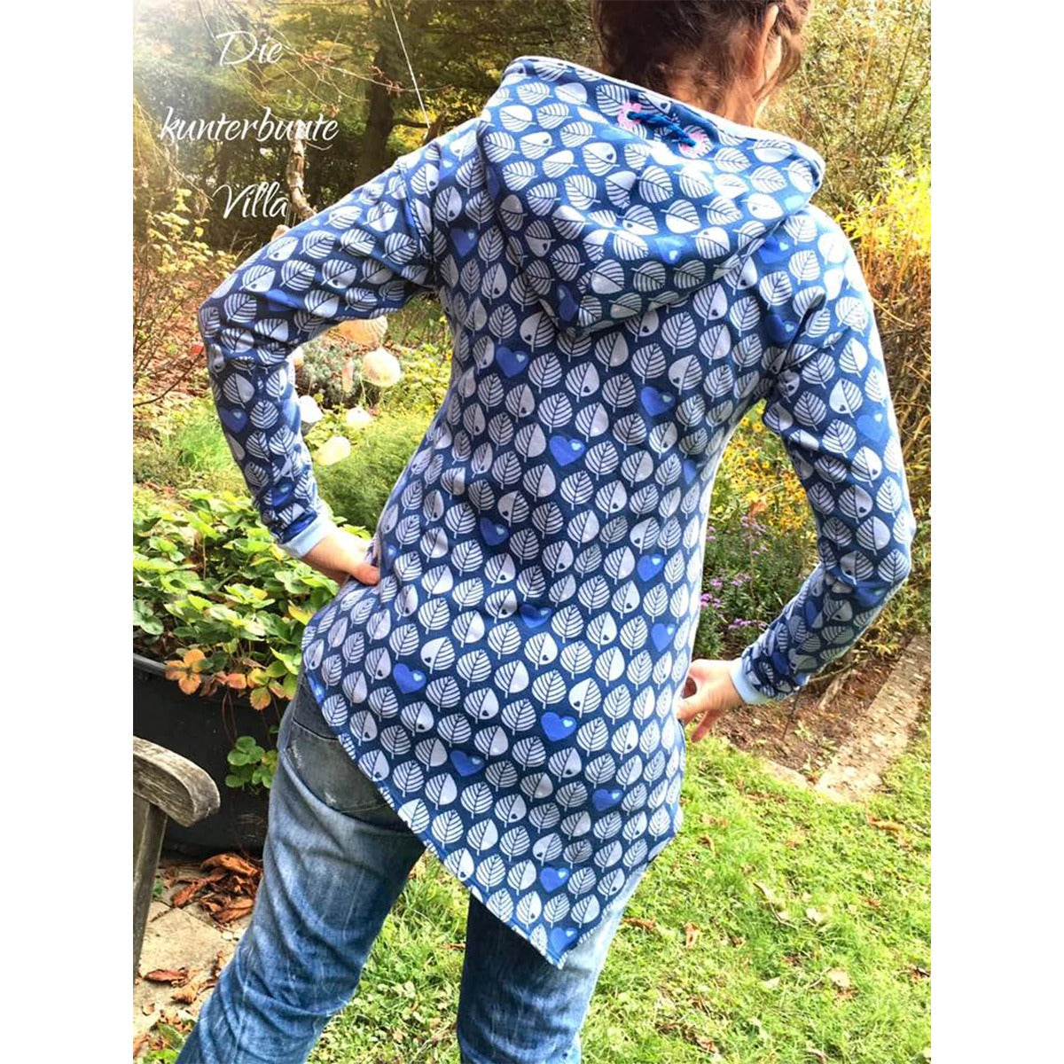 One Tip Shirt Damen als blauer Hoodie aus Sweat mit Blätter- und Herzen-Print, Langarm mit hellblauen Bündchen, Rückansicht mit aufgesetzter Kapuze und asymmetrischem Zipfelsaum