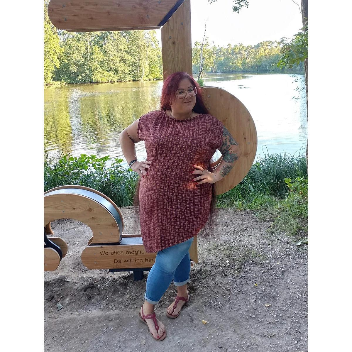 One Tip Shirt Damen in Tunikalänge aus rostrot-braunem Jersey mit Ornament-Print, kurze überschnittene Ärmel, Frau mit sehr langen Haaren am See